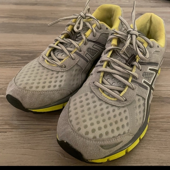 ASICS Size 9.5 - Picture 2 of 5